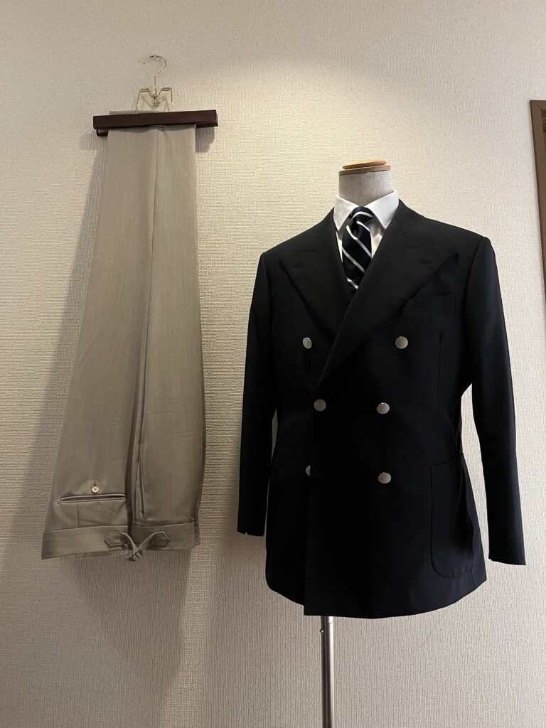 Order Suit KAMAKURAが仕立てたブラックのダブルブレストスーツとベージュのスラックス