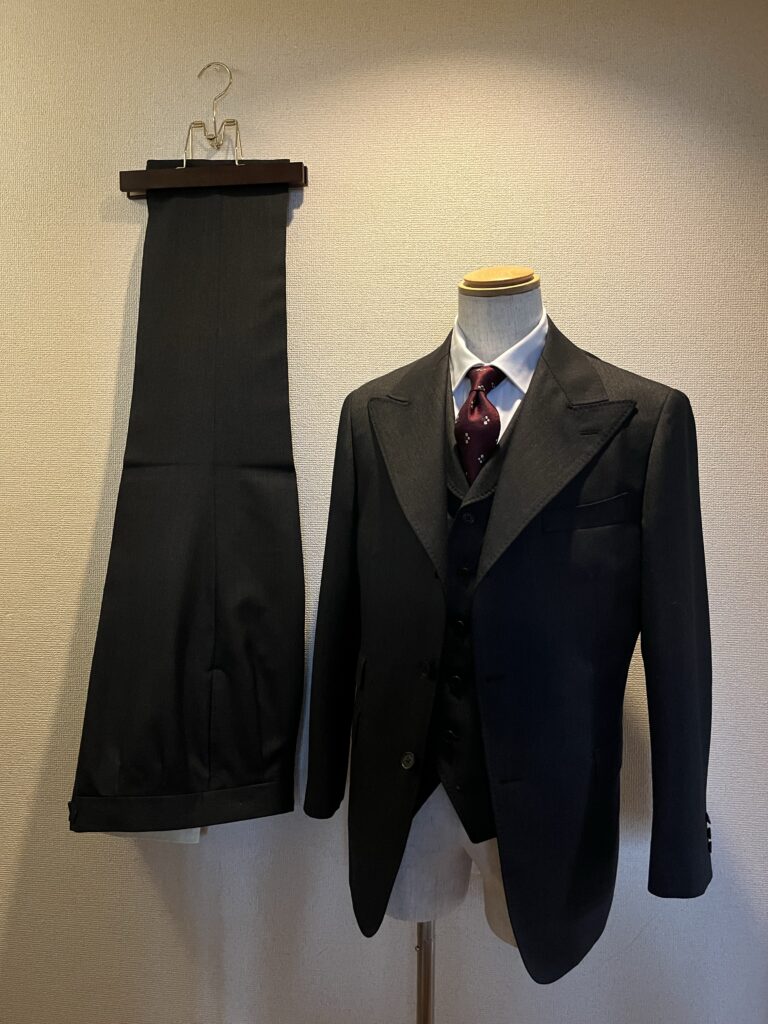 Order Suit KAMAKURAの最上位モデル「Newsman」。ピークドラペルのクラシック3ピーススーツ