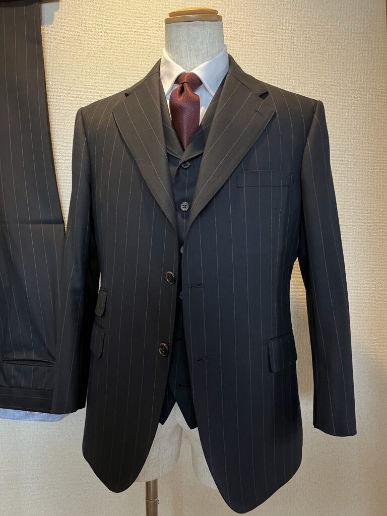 Order Suit KAMAKURAが仕立てたストライプ柄のクラシック3ピーススーツ